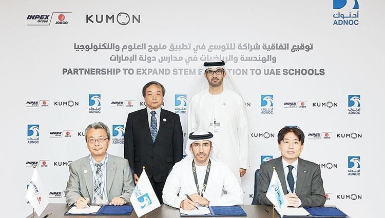     Sultan Al Jaber and Takayuki Ueidea, Al Mazroui and Arisa signed the agreement (from the source) 