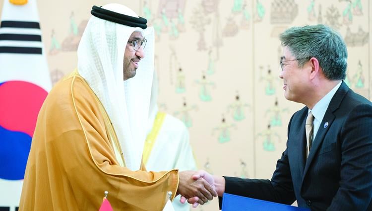Sultan Al Jaber and Ge Hyun-Ahn after the signing of the agreement