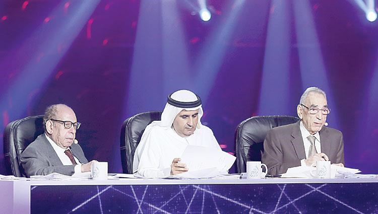علي بن تميم يتوسط صلاح فضل وعبدالملك مرتاض خلال المؤتمر الصحفي (تصوير: وليد أبوحمزة)