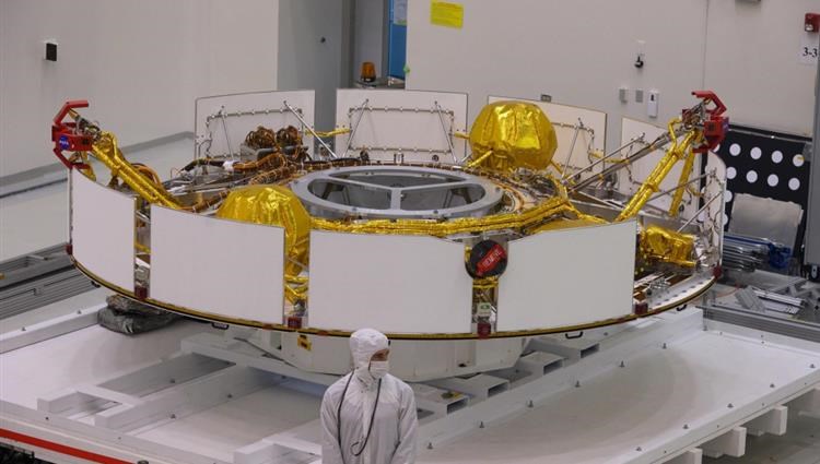  مهندسو وفنيو ناسا يدرسون مرحلة نزول المركبة الفضائية في مارس 2020 في مختبر بكاليفورنيا 
